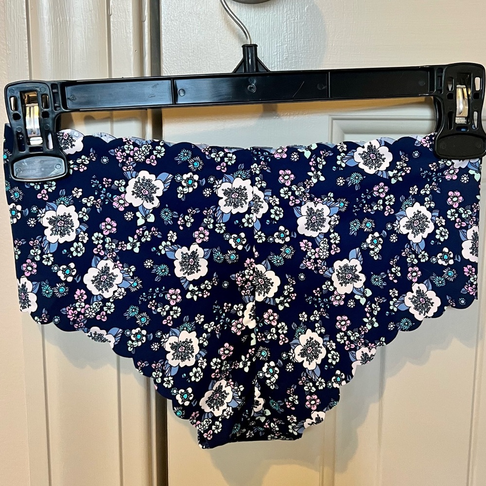 NWT Victoria’s Secret Women’s Size Small Scalloped Brief - Picture 12 of 12